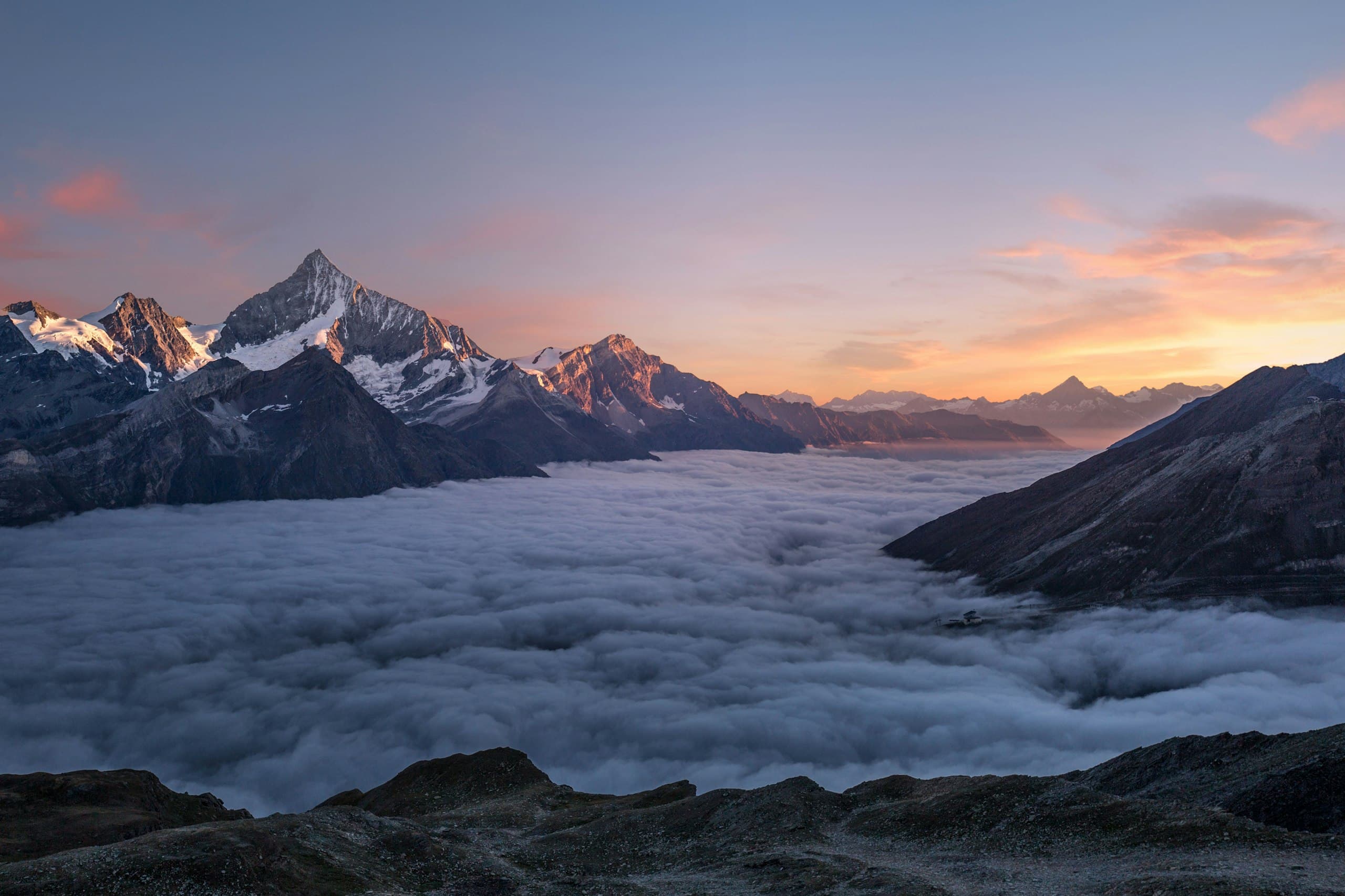 被夕阳照亮的雪山与云海